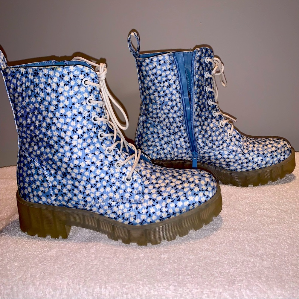 EUC Size 9.5 Dirty Laundry woman’s boots. 
Beautiful blue with white flowers.